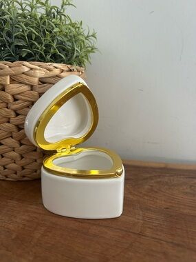 Heart Shaped Trinket Box Hinged Jewelry Gift Box White Ceramic Dish with Lid 3”